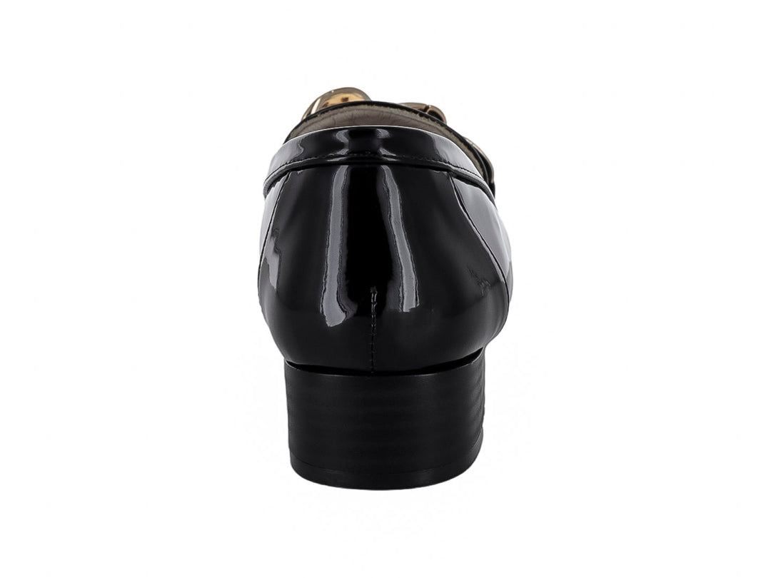 Zapato mocasín de charol negro con detalle de cadena dorada y tacón bajo.