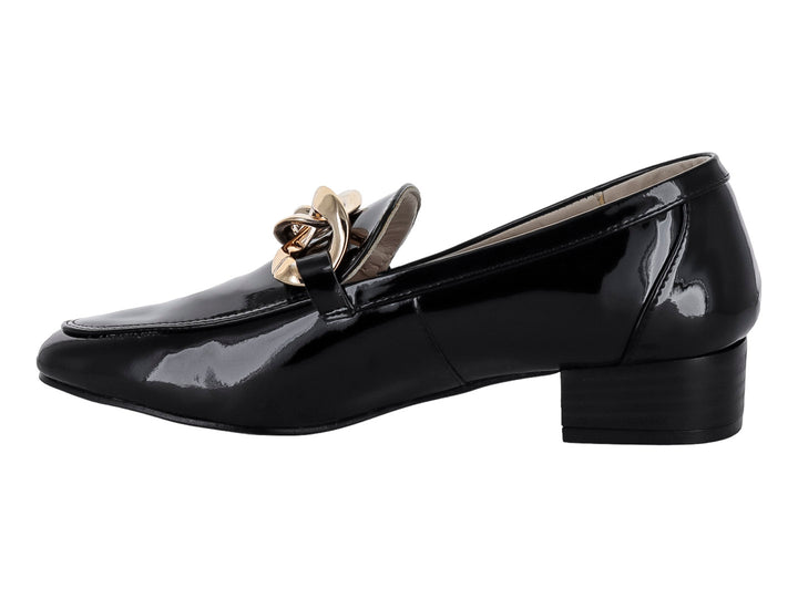 Zapato mocasín de charol negro con detalle de cadena dorada y tacón bajo.