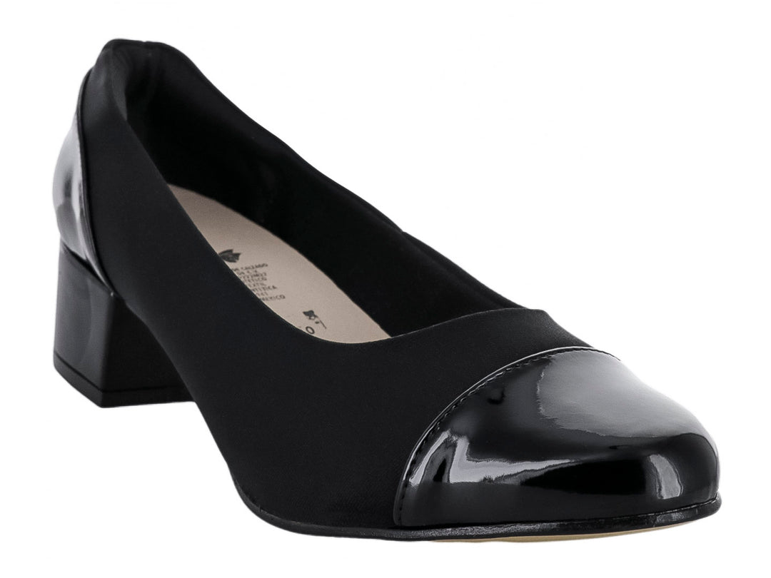 Zapato de tacón negro para mujer con punta de charol brillante y cuerpo de tela mate.