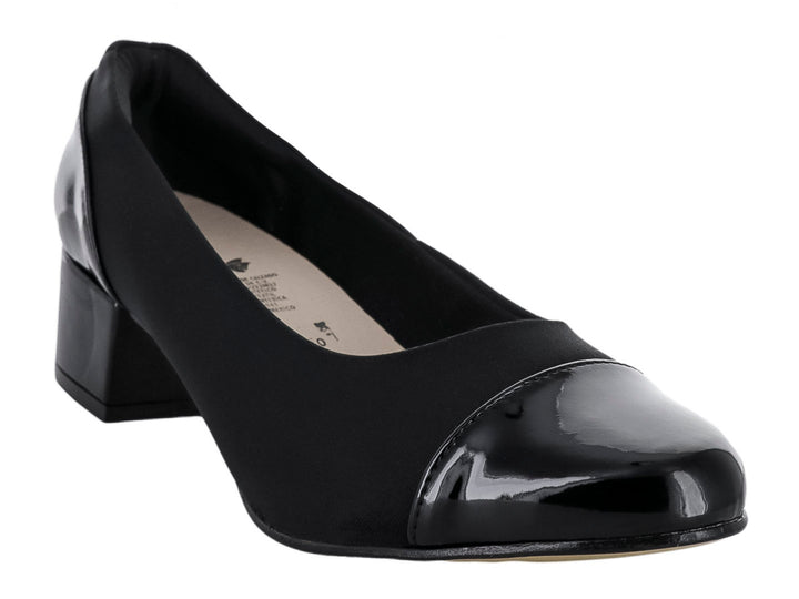 Zapato de tacón negro para mujer con punta de charol brillante y cuerpo de tela mate.