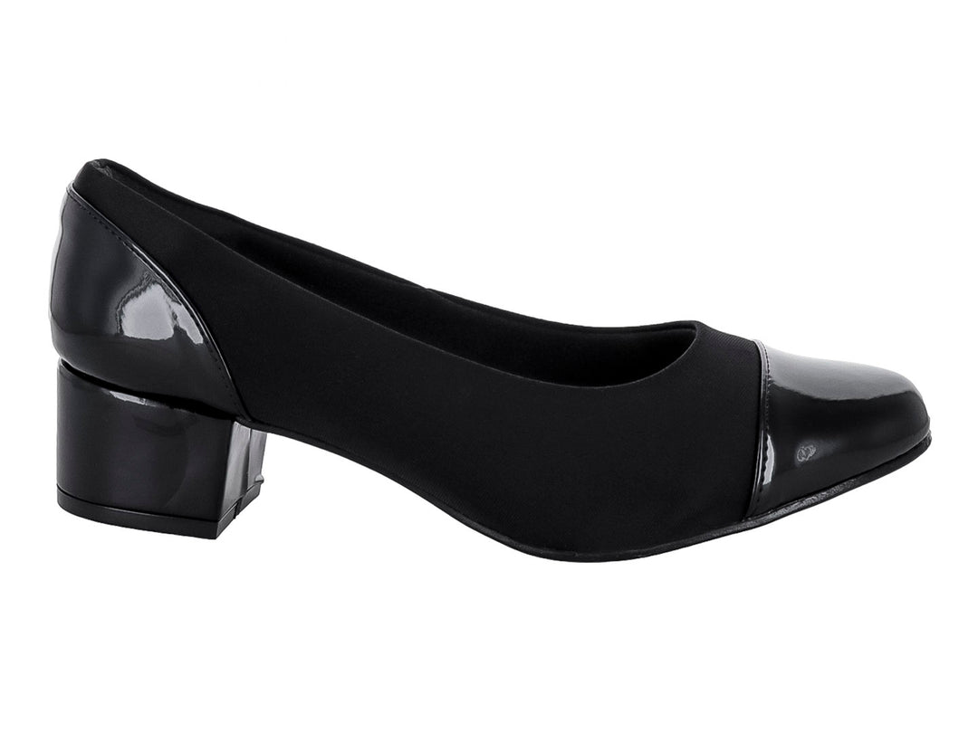 Zapato de tacón negro para mujer con punta de charol brillante y cuerpo de tela mate.