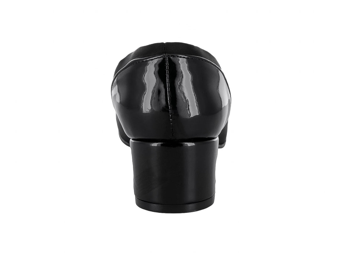 Zapato de tacón negro para mujer con punta de charol brillante y cuerpo de tela mate.