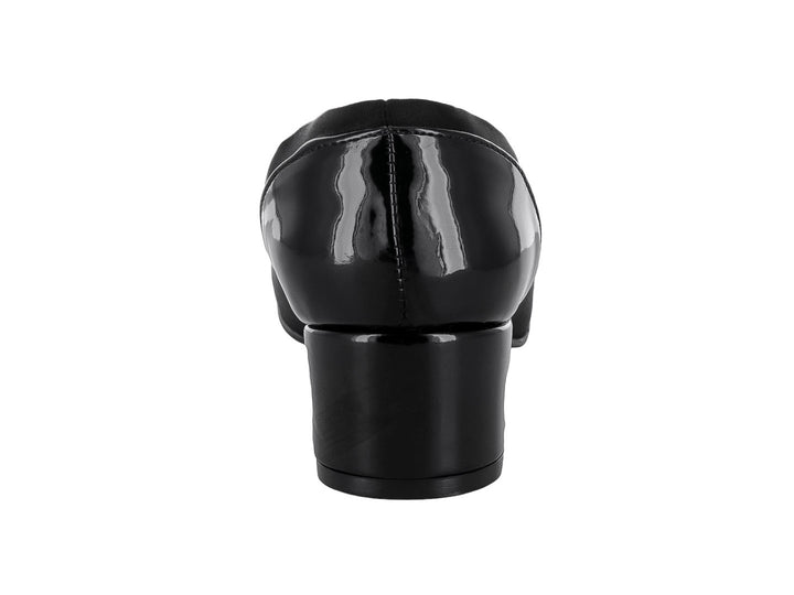 Zapato de tacón negro para mujer con punta de charol brillante y cuerpo de tela mate.