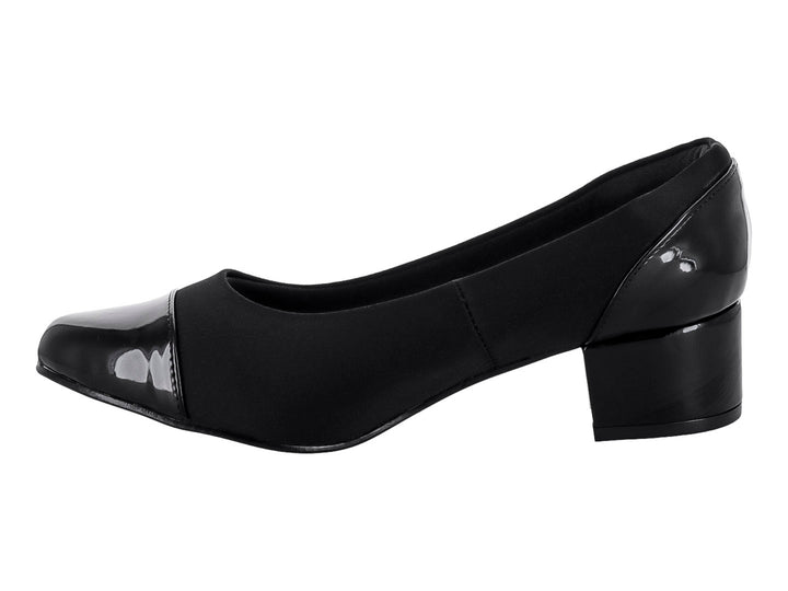 Zapato de tacón negro para mujer con punta de charol brillante y cuerpo de tela mate.