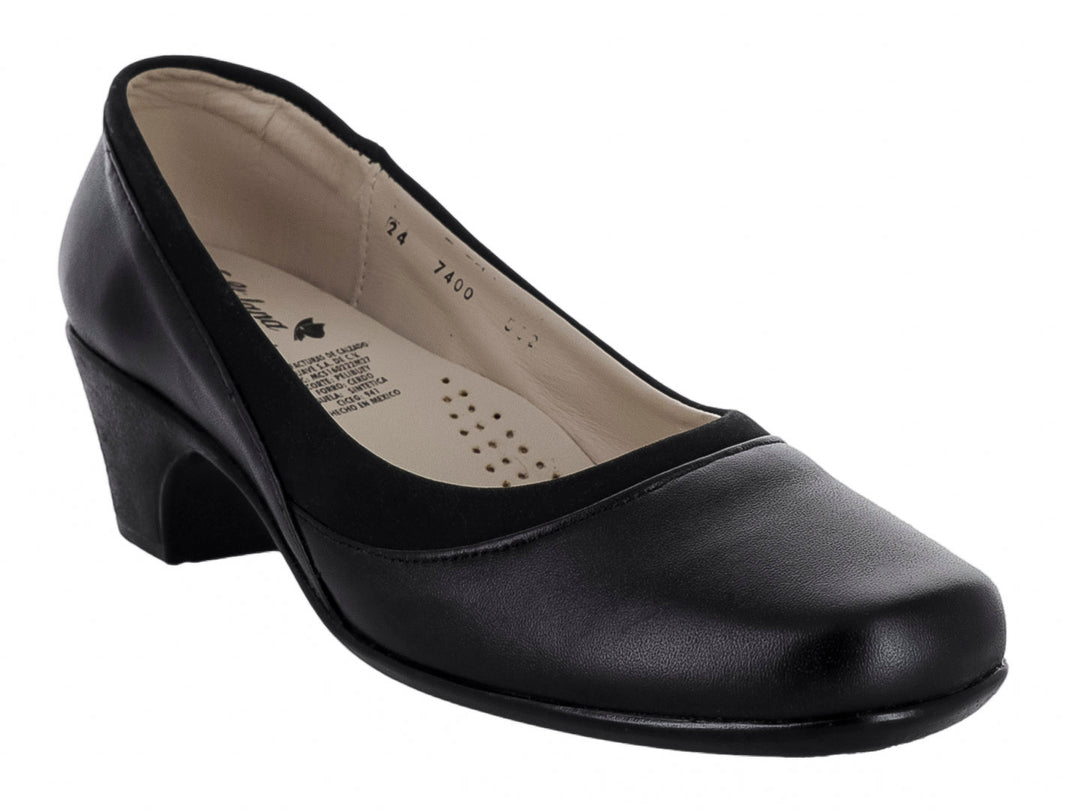 Zapato negro de cuero con tacón bajo y punta redonda.