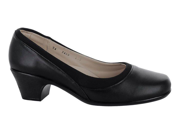 Zapato negro de cuero con tacón bajo y punta redonda.