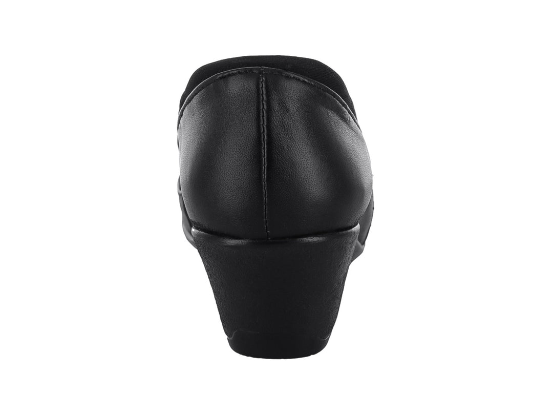 Zapato negro de cuero con tacón bajo y punta redonda.