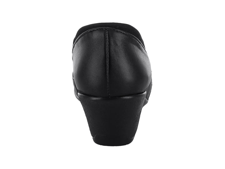 Zapato negro de cuero con tacón bajo y punta redonda.