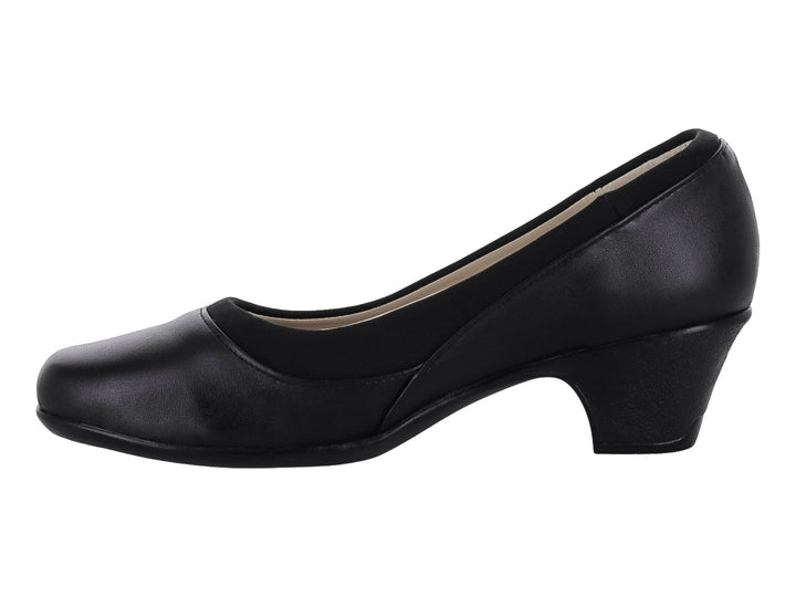 Zapato negro de cuero con tacón bajo y punta redonda.