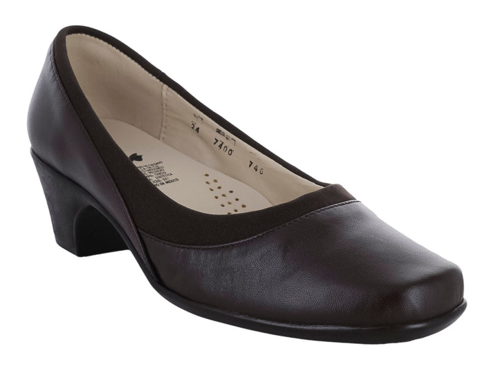 Zapato de tacón bajo color café oscuro para mujer, con punta redondeada y acabado mate.