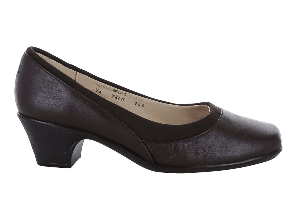 Zapato de tacón bajo color café oscuro para mujer, con punta redondeada y acabado mate.
