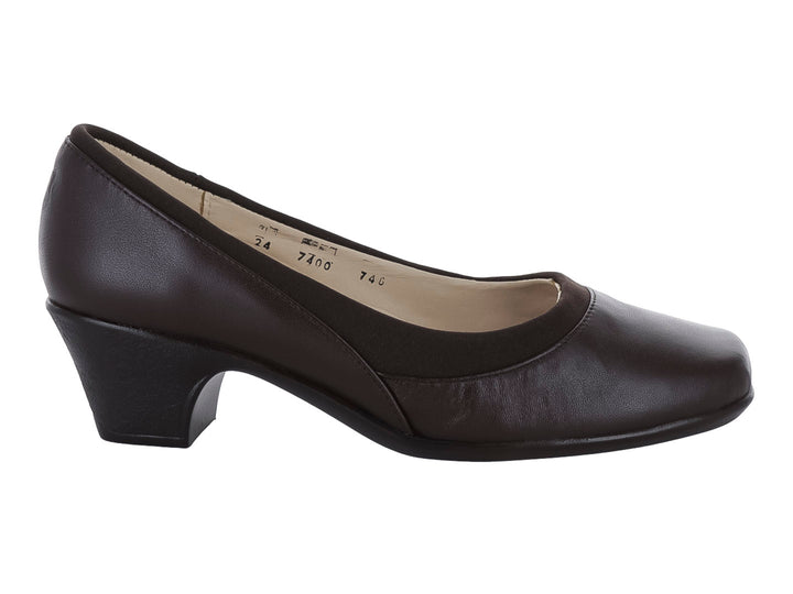 Zapato de tacón bajo color café oscuro para mujer, con punta redondeada y acabado mate.