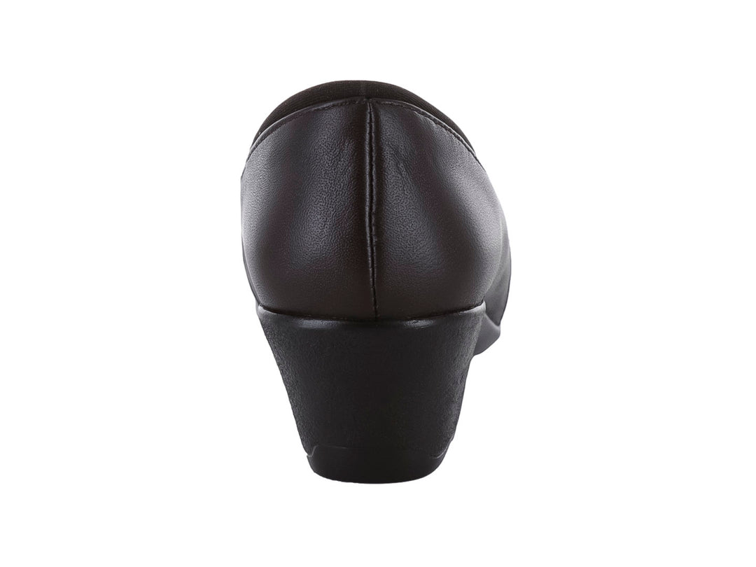 Zapato de tacón bajo color café oscuro para mujer, con punta redondeada y acabado mate.