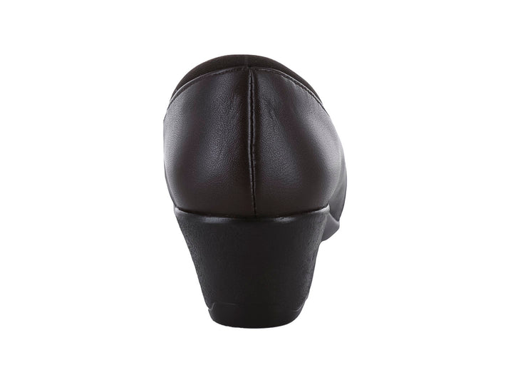 Zapato de tacón bajo color café oscuro para mujer, con punta redondeada y acabado mate.