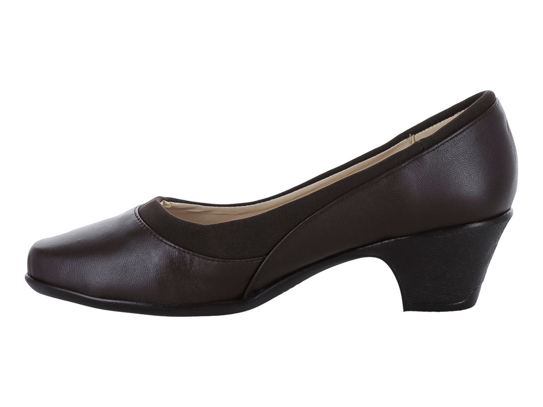 Zapato de tacón bajo color café oscuro para mujer, con punta redondeada y acabado mate.