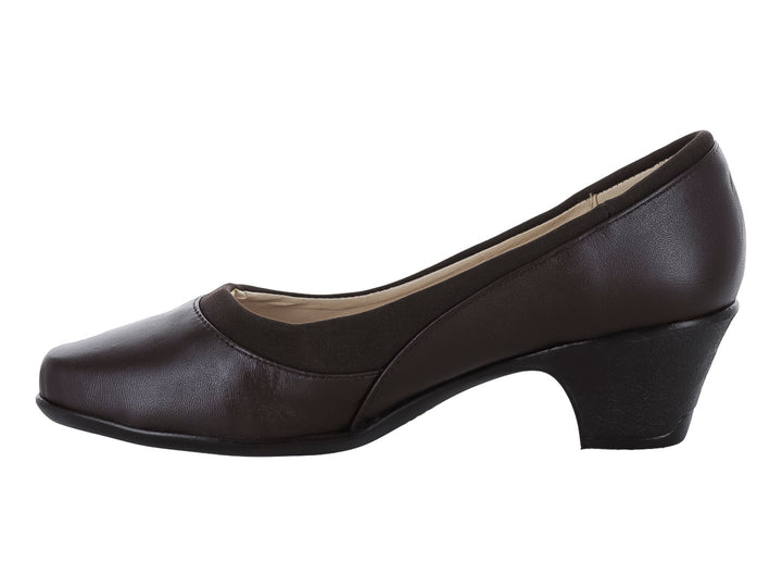 Zapato de tacón bajo color café oscuro para mujer, con punta redondeada y acabado mate.