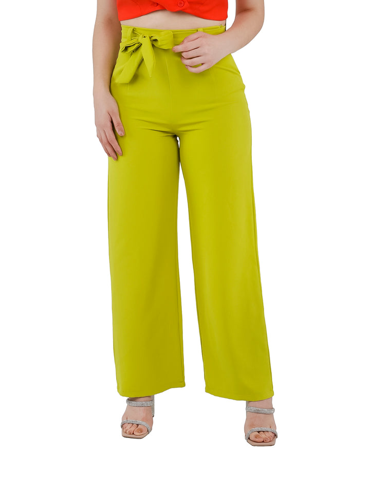 Pantalón color kiwi de pierna ancha con cinturón de jareta en la cintura.