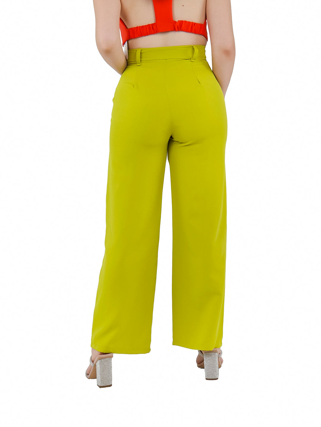 Pantalón color kiwi de pierna ancha con cinturón de jareta en la cintura.
