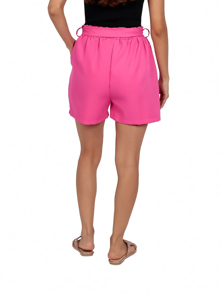 Shorts color fucsia para mujer con jareta en la cintura y bolsillos laterales.