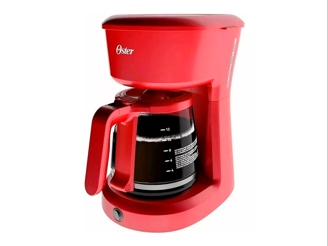 Cafetera Oster de color rojo con jarra de vidrio transparente para 12 tazas sobre fondo blanco.
