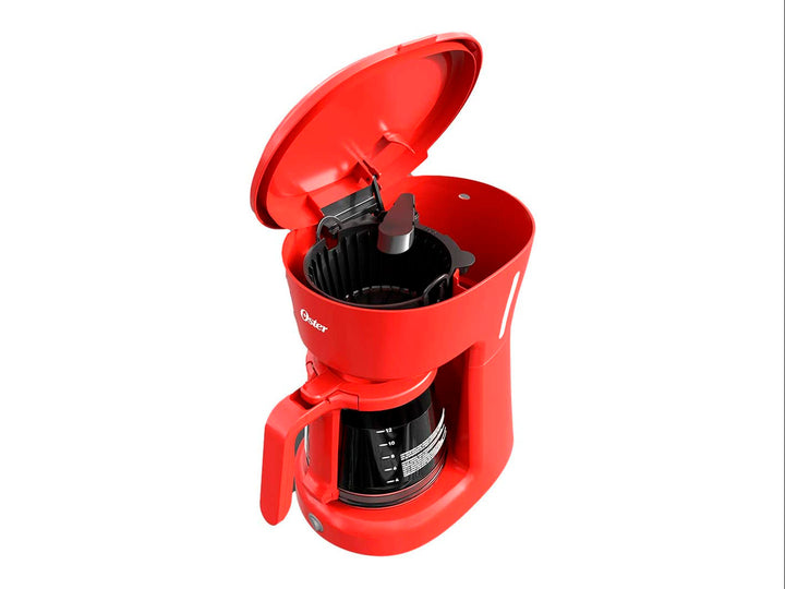 Cafetera Oster de color rojo con jarra de vidrio transparente para 12 tazas sobre fondo blanco.