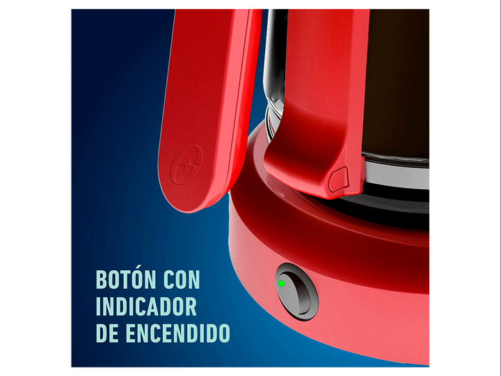 Cafetera Oster de color rojo con jarra de vidrio transparente para 12 tazas sobre fondo blanco.