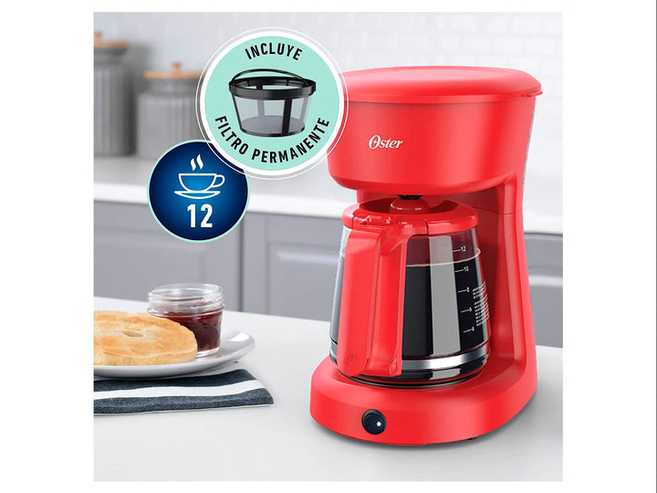 Cafetera Oster de color rojo con jarra de vidrio transparente para 12 tazas sobre fondo blanco.