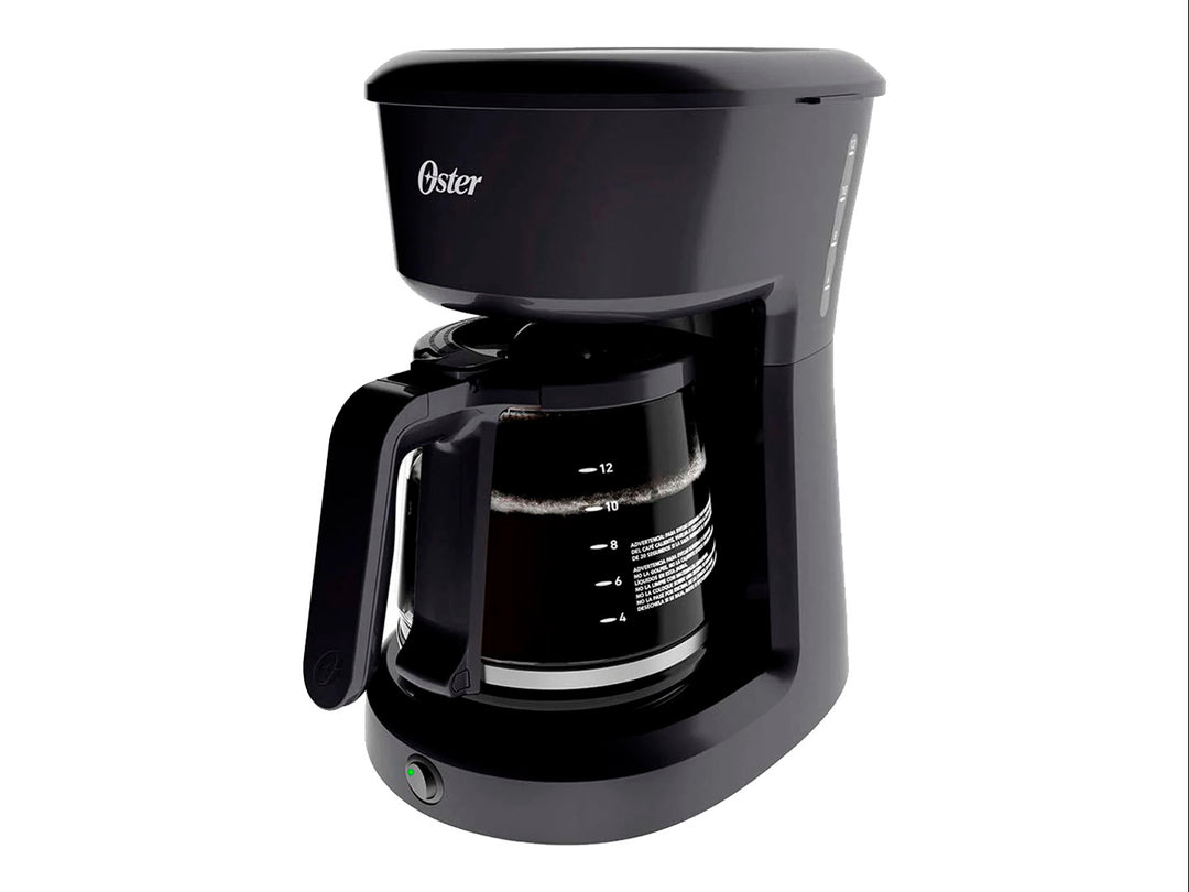 Cafetera Oster color negro con jarra de vidrio graduada para 12 tazas sobre fondo blanco.