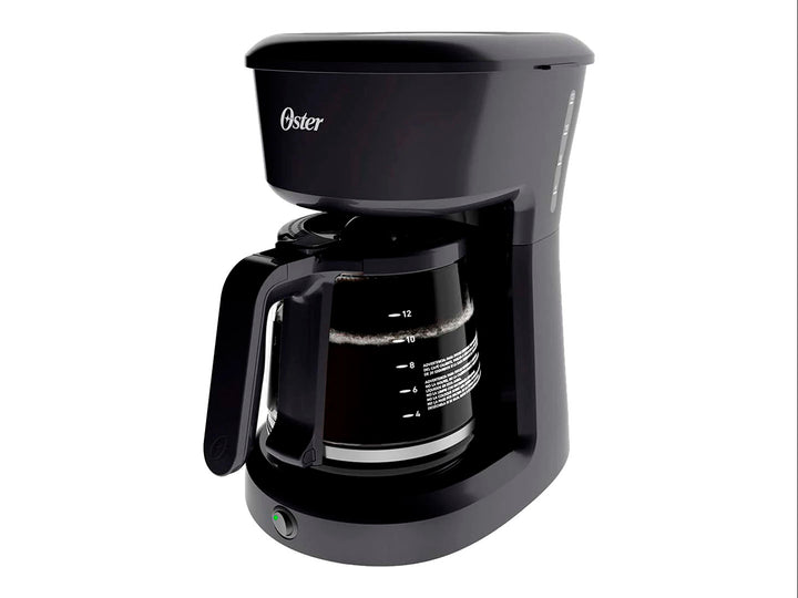 Cafetera Oster color negro con jarra de vidrio graduada para 12 tazas sobre fondo blanco.