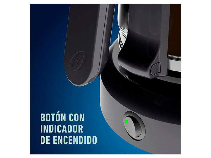 Cafetera Oster color negro con jarra de vidrio graduada para 12 tazas sobre fondo blanco.