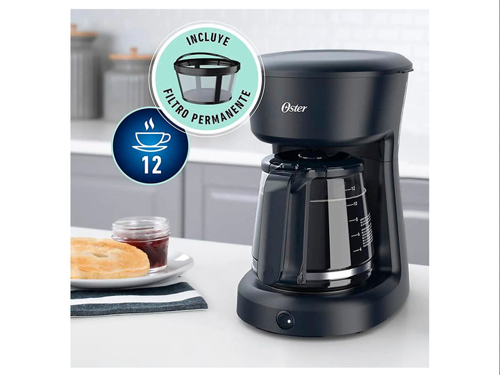 Cafetera Oster color negro con jarra de vidrio graduada para 12 tazas sobre fondo blanco.