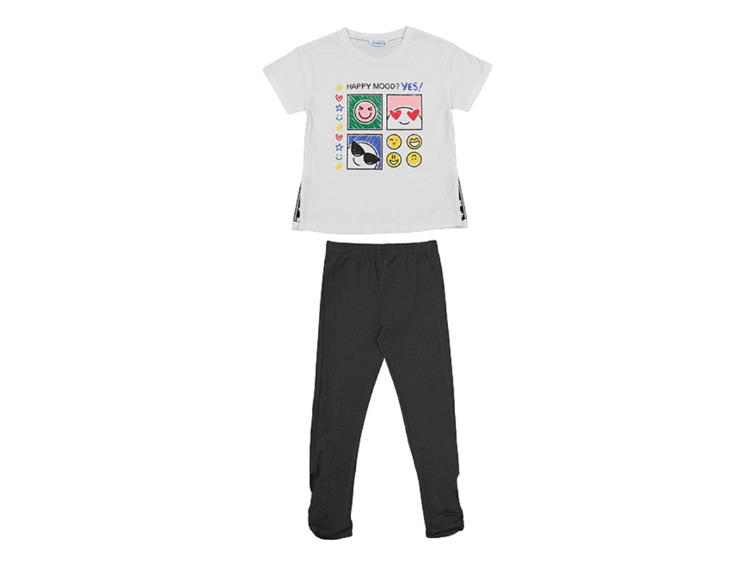 Conjunto infantil Mayoral de camiseta blanca con estampado de caritas y leggings negros.
