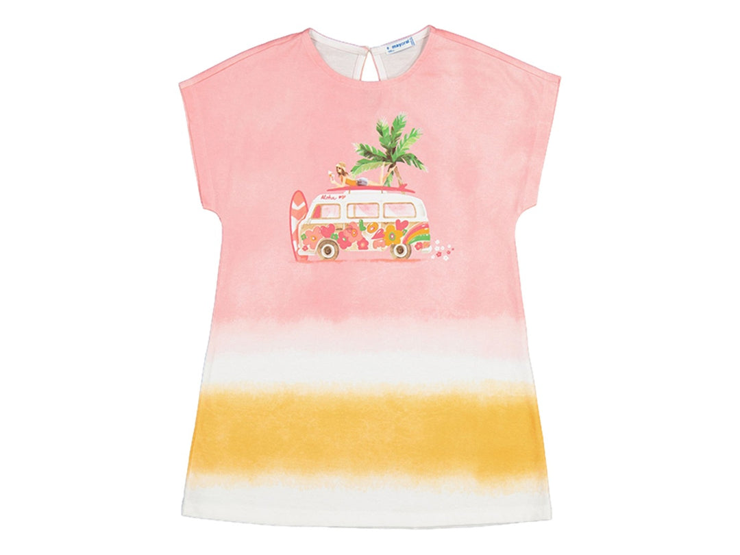 Vestido corto con degradado en tonos coral, amarillo y blanco, con estampado de camioneta y palmera.