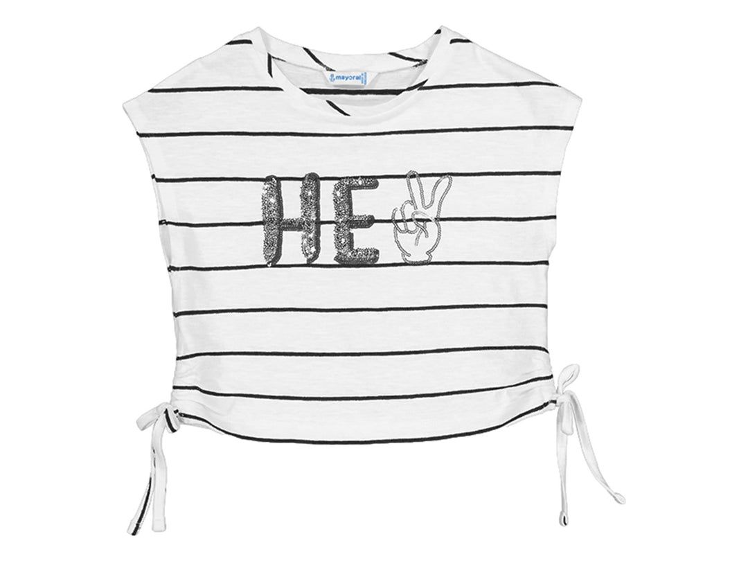 Camiseta blanca a rayas negras con estampado brillante y lazos en los costados.
