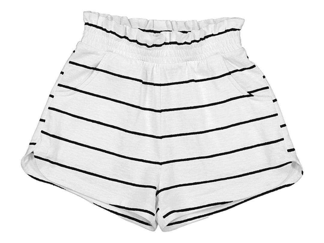 Pantalón corto blanco con rayas negras horizontales, cintura elástica con volante y bolsillos laterales.