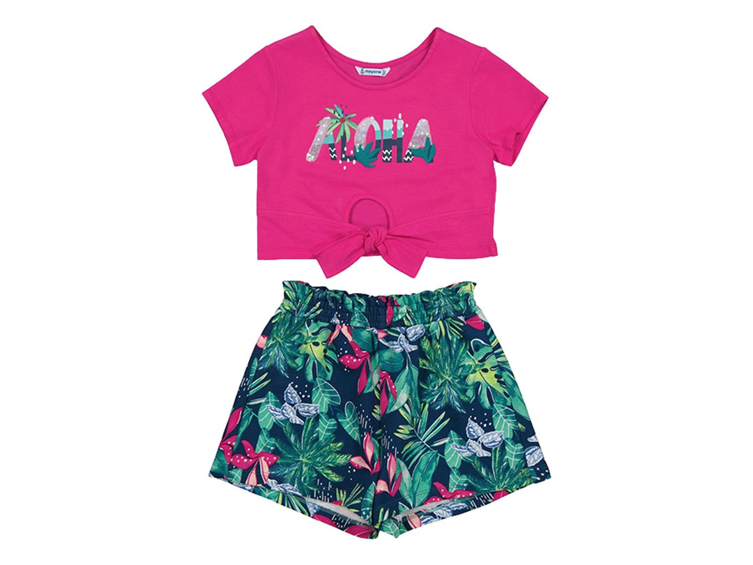 Conjunto de niña con camiseta rosa con nudo y short con estampado de hojas tropicales.