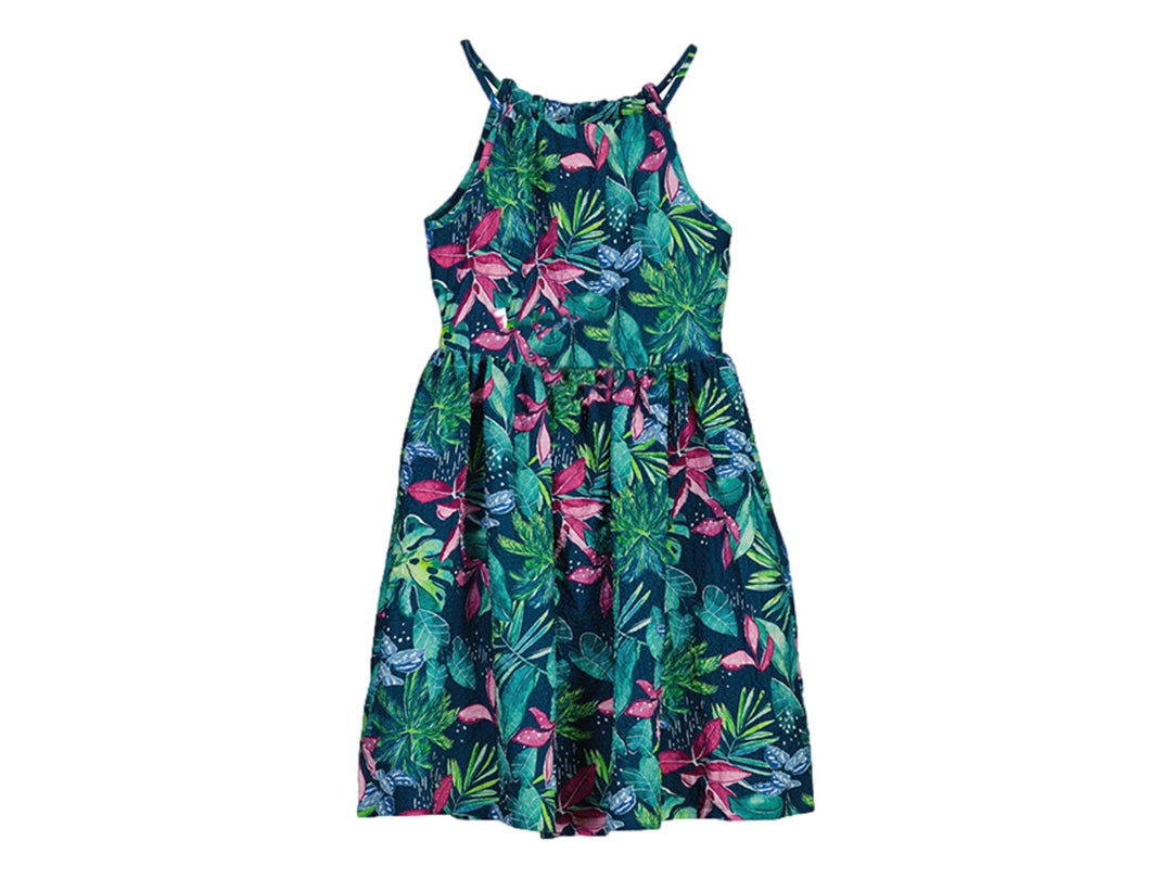 Vestido sin mangas con estampado tropical de hojas verdes y flores rosas sobre fondo oscuro.