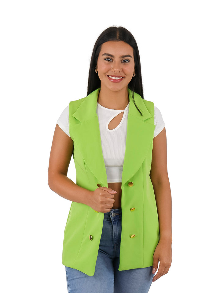 Mujer vistiendo un chaleco largo color verde kiwi con botones dorados.