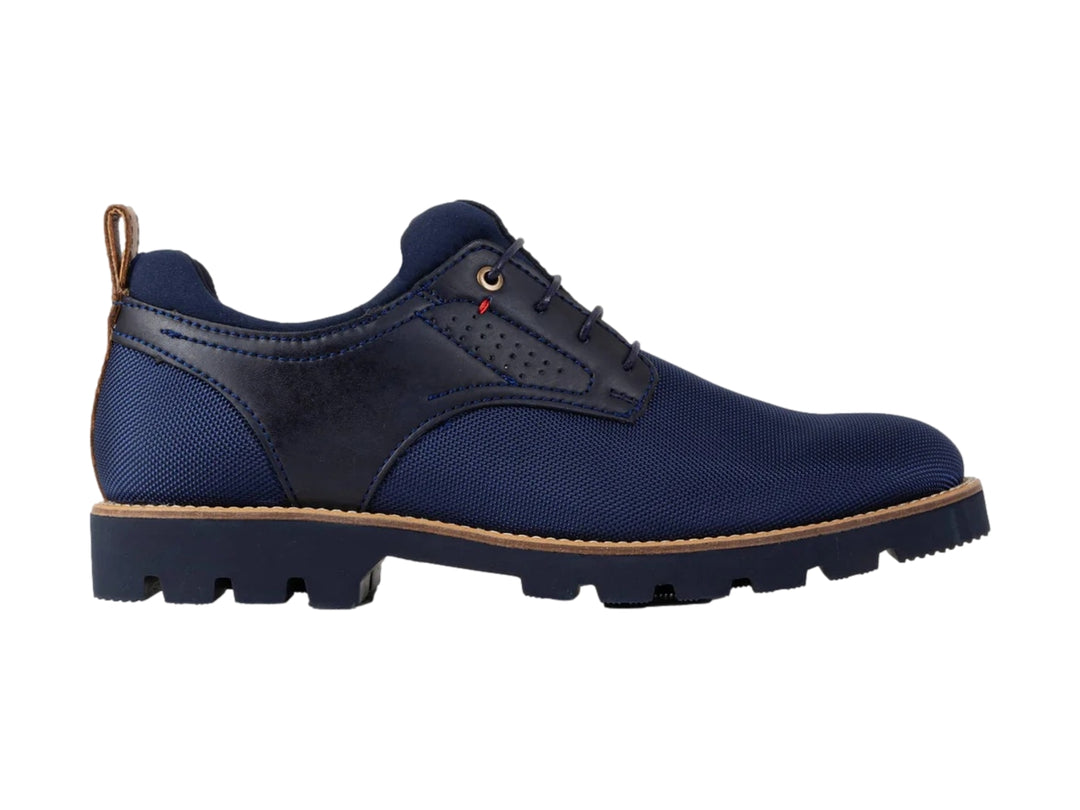 Zapato casual Brantano color marino con cuerpo de lona, detalles sintéticos y suela gruesa dentada.
