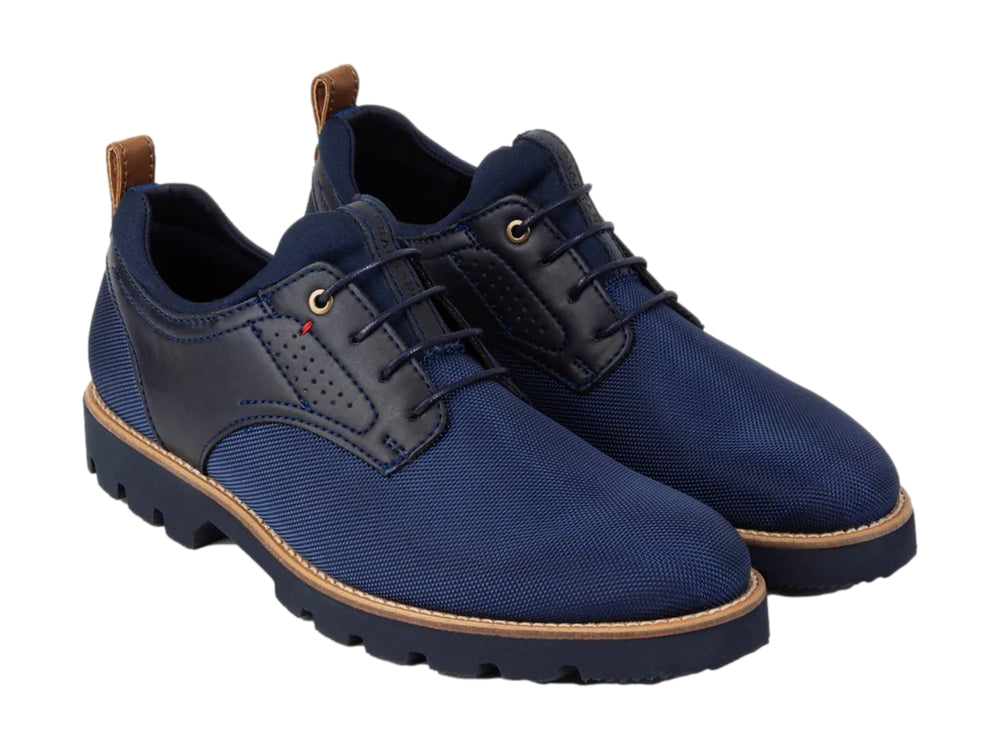 Zapato casual Brantano color marino con cuerpo de lona, detalles sintéticos y suela gruesa dentada.