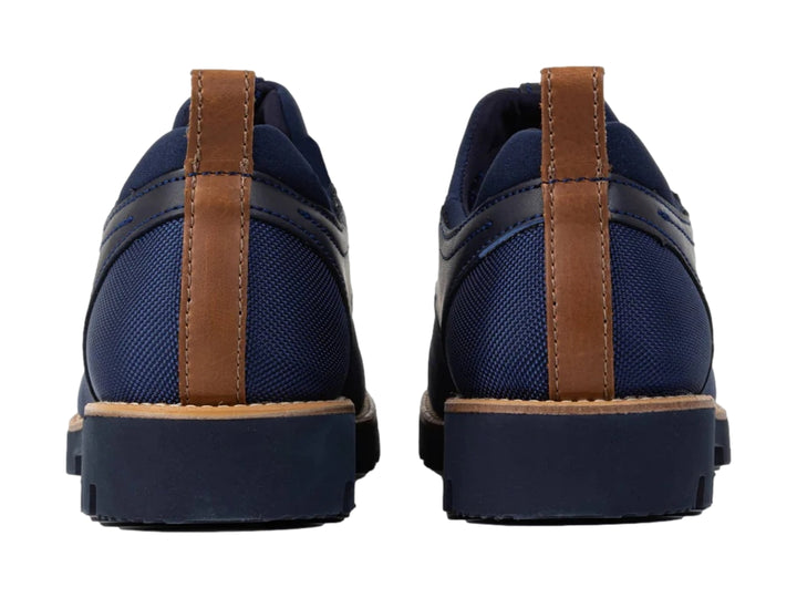 Zapato casual Brantano color marino con cuerpo de lona, detalles sintéticos y suela gruesa dentada.