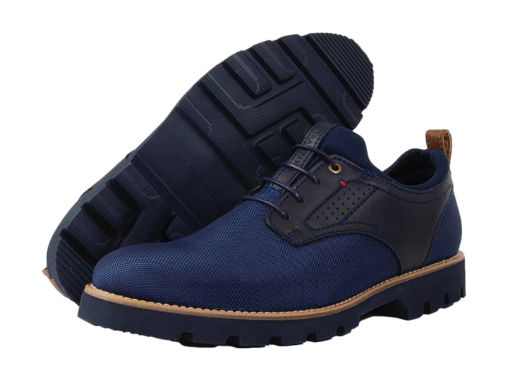 Zapato casual Brantano color marino con cuerpo de lona, detalles sintéticos y suela gruesa dentada.