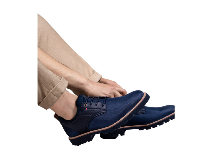 Zapato casual Brantano color marino con cuerpo de lona, detalles sintéticos y suela gruesa dentada.