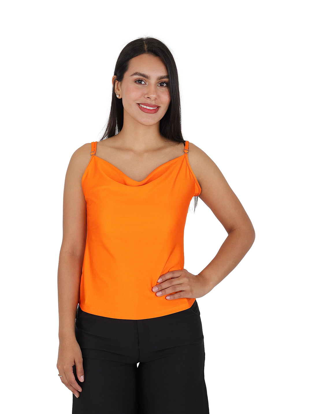 Mujer vistiendo una blusa naranja de tirantes con cuello drapeado y pantalones negros.