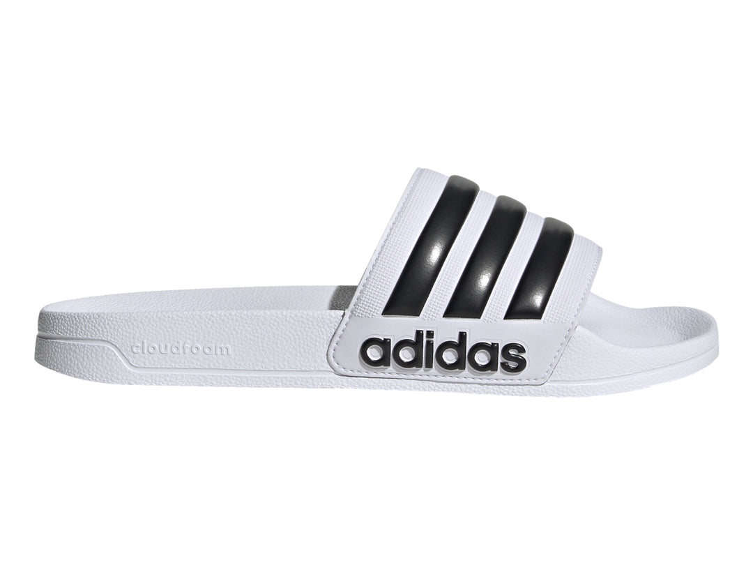 Sandalia Adidas Adilette Shower color blanco con tres franjas negras y logotipo Adidas.