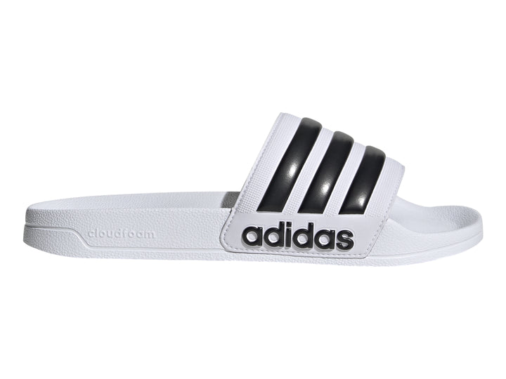 Sandalia Adidas Adilette Shower color blanco con tres franjas negras y logotipo Adidas.