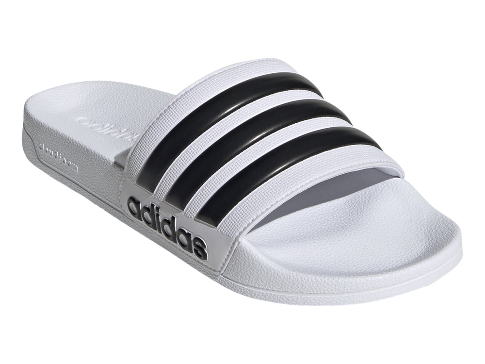 Sandalia Adidas Adilette Shower color blanco con tres franjas negras y logotipo Adidas.