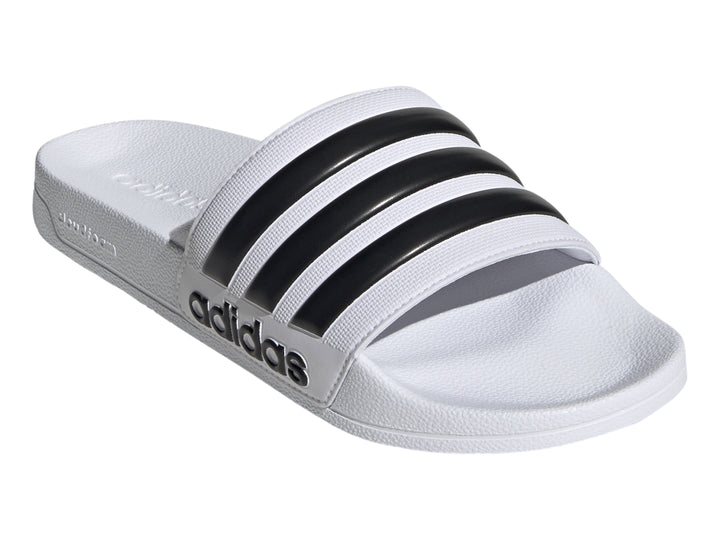 Sandalia Adidas Adilette Shower color blanco con tres franjas negras y logotipo Adidas.