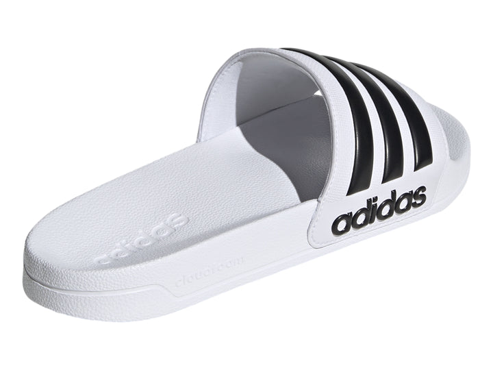 Sandalia Adidas Adilette Shower color blanco con tres franjas negras y logotipo Adidas.