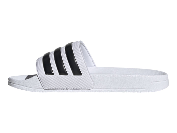 Sandalia Adidas Adilette Shower color blanco con tres franjas negras y logotipo Adidas.